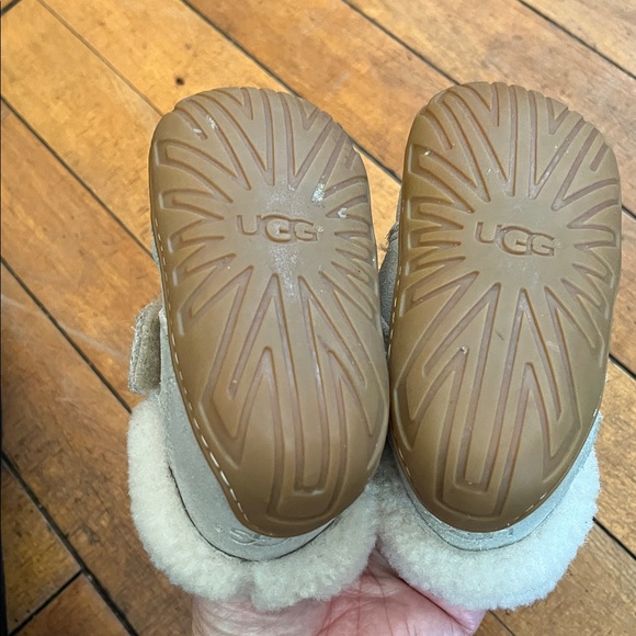 UGG Silver Baby Walker Shoes with White Fur - Picture 4 of 5
